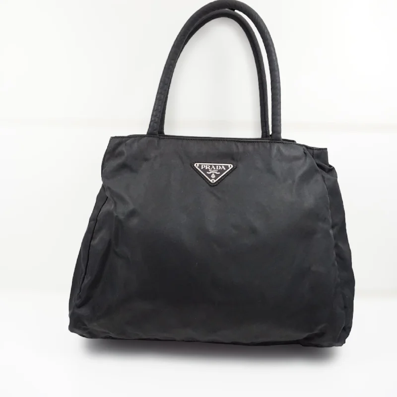 Prada bags with a chain - link trim and a leather body for a modern and stylish edgePrada bags with a chain - link trim and a leather body for a modern and stylish edgePrada Sort Tessuto City