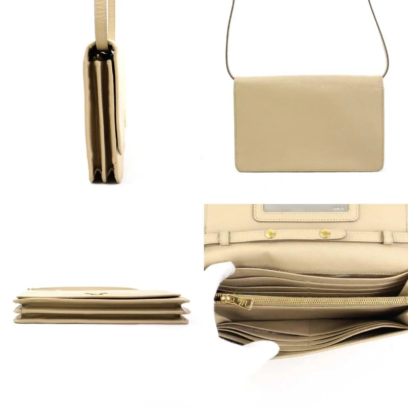 Ladies Prada Galleria bags with a detachable shoulder strapLadies Prada Galleria bags with a detachable shoulder strapPrada shoulder wallet leather beige ladies