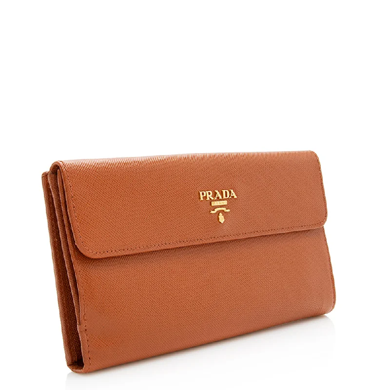 Ladies Prada Galleria bags with a textured leather surface for a more tactile lookLadies Prada Galleria bags with a textured leather surface for a more tactile lookPrada Saffiano Leather Continental Wallet 19517