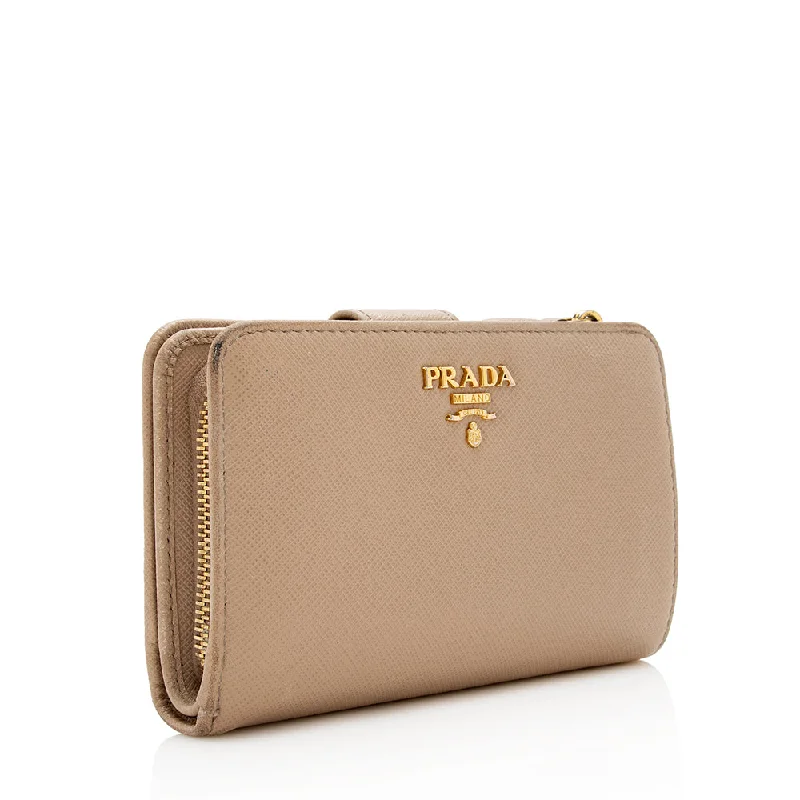 Prada bags with a snap - button closure and a decorative charm for a fashionable lookPrada bags with a snap - button closure and a decorative charm for a fashionable lookPrada Saffiano Leather Medium Wallet 15552