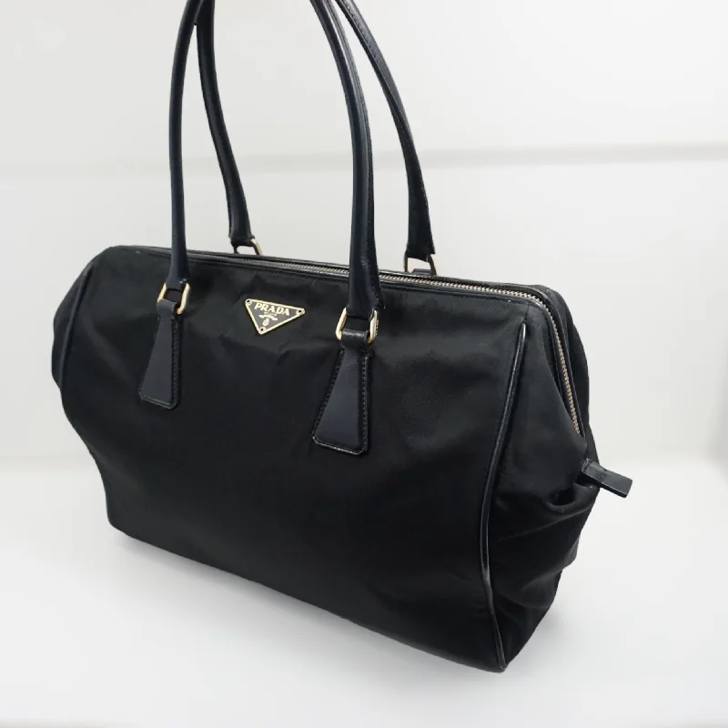 Prada bags with a front - zip pocket for small items like cards and keysPrada bags with a front - zip pocket for small items like cards and keysPrada Sort Skuldertaske