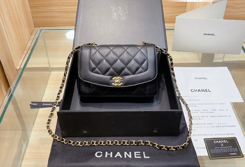 Chanel bags with iconic stitching detailsChanel bags with iconic stitching detailsChanel Ladies handbag